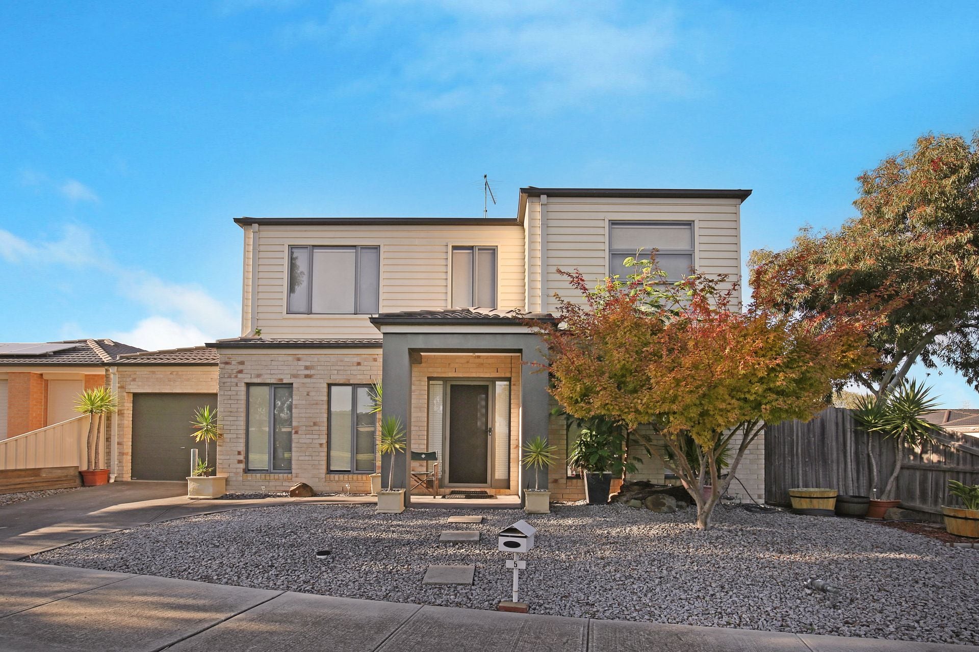 IMMACULATE 2 BEDROOM TOWNHOUSE