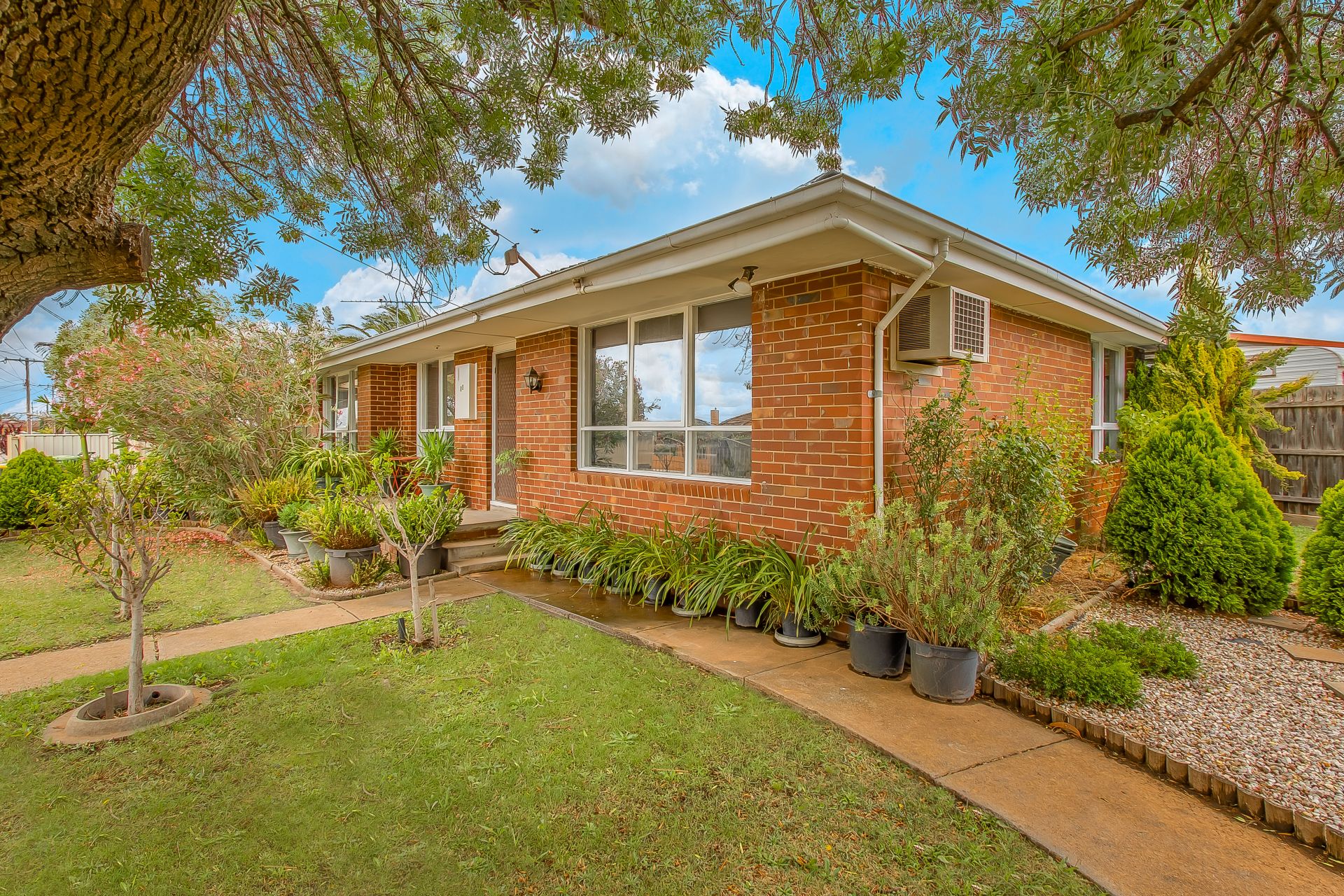MODERN APPEAL – CORNER LOCATION