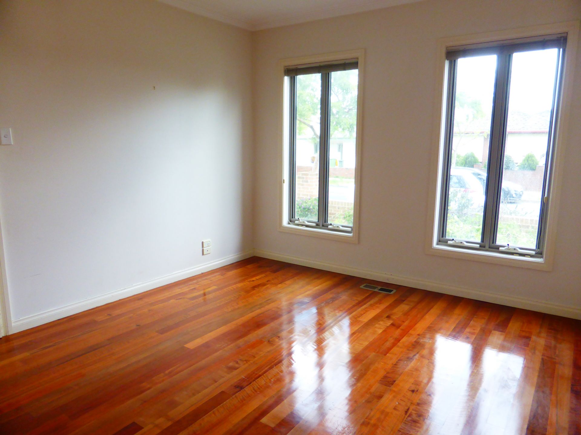 Updated Villa Style Unit - Very Spacious!