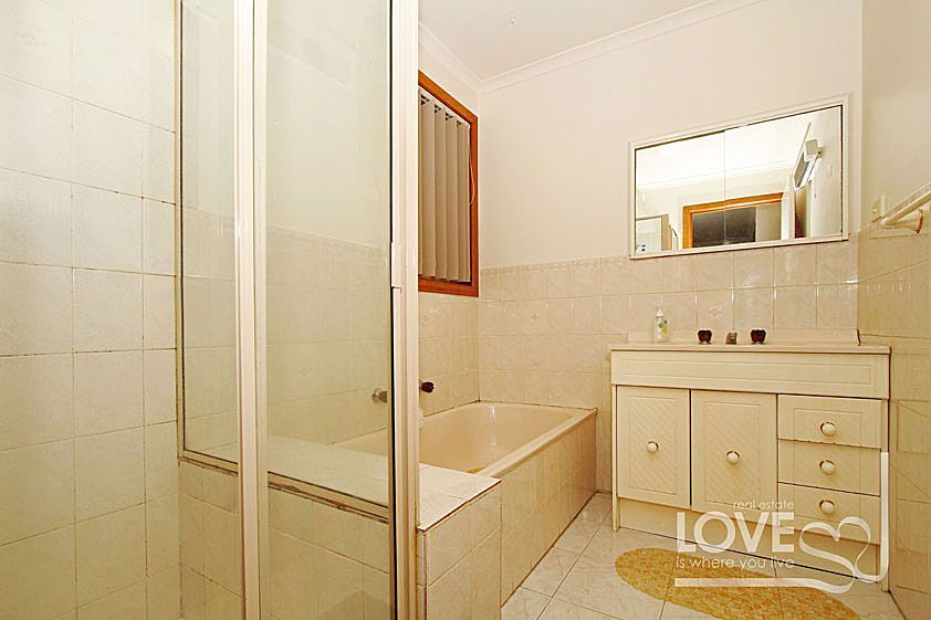 FANTASTICALLY LOCATED 2 BEDROOM UNIT   *Insp Sat 7th Jan @ 10:10am*