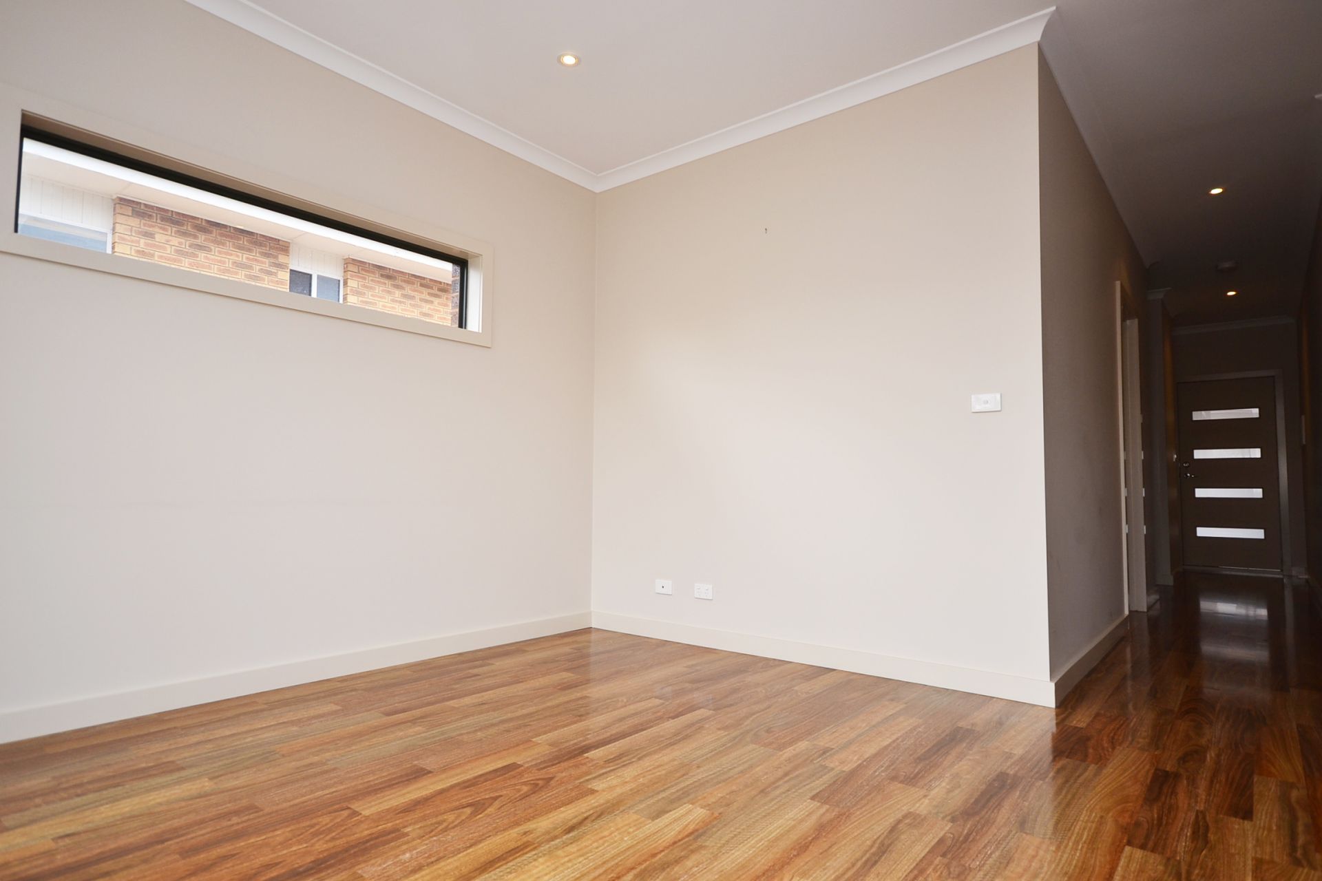 MODERN ELEGANCE WITH A WARM, INVITING AMBIANCE