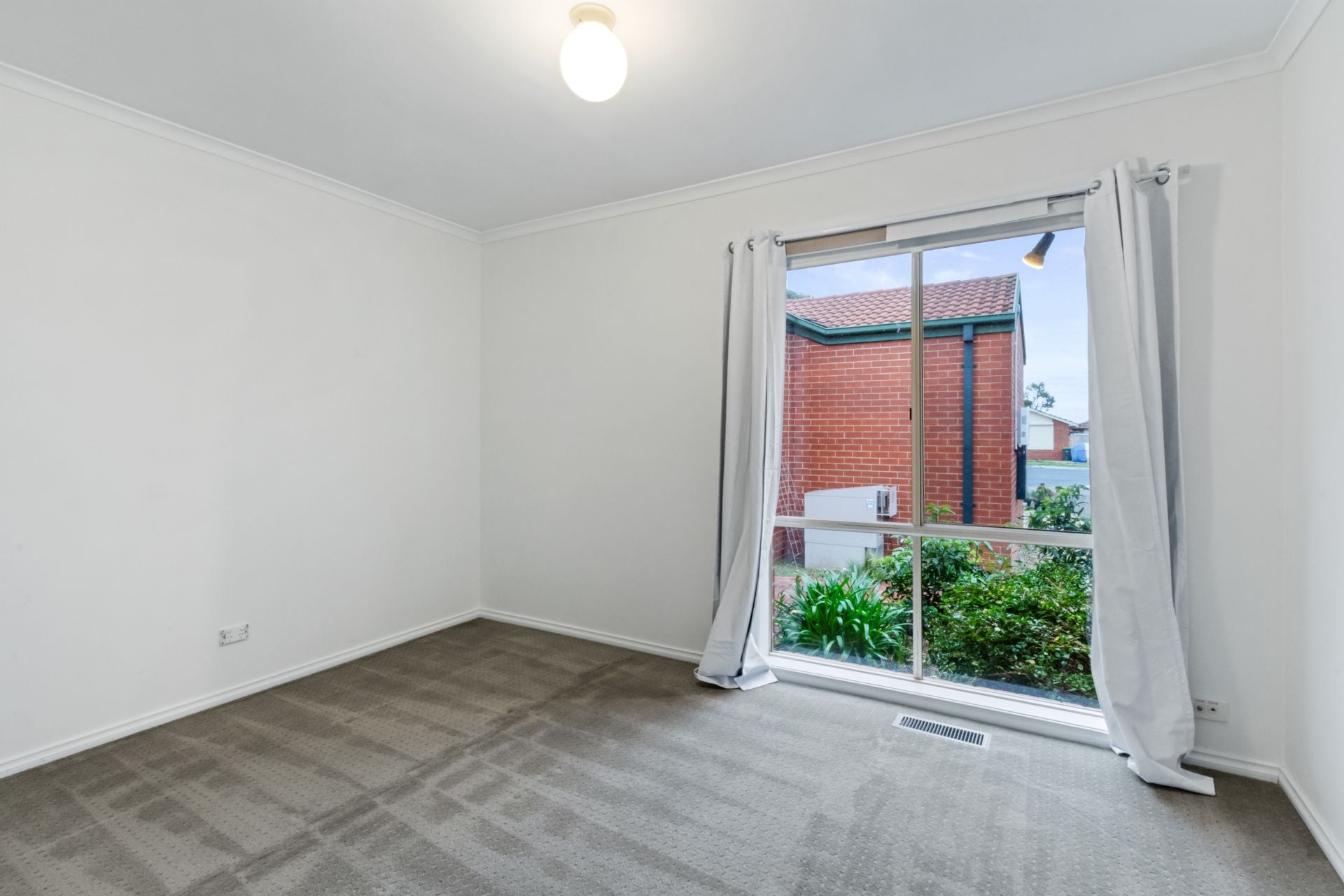 Spacious 2-Bedroom Unit in the Heart of Thomastown