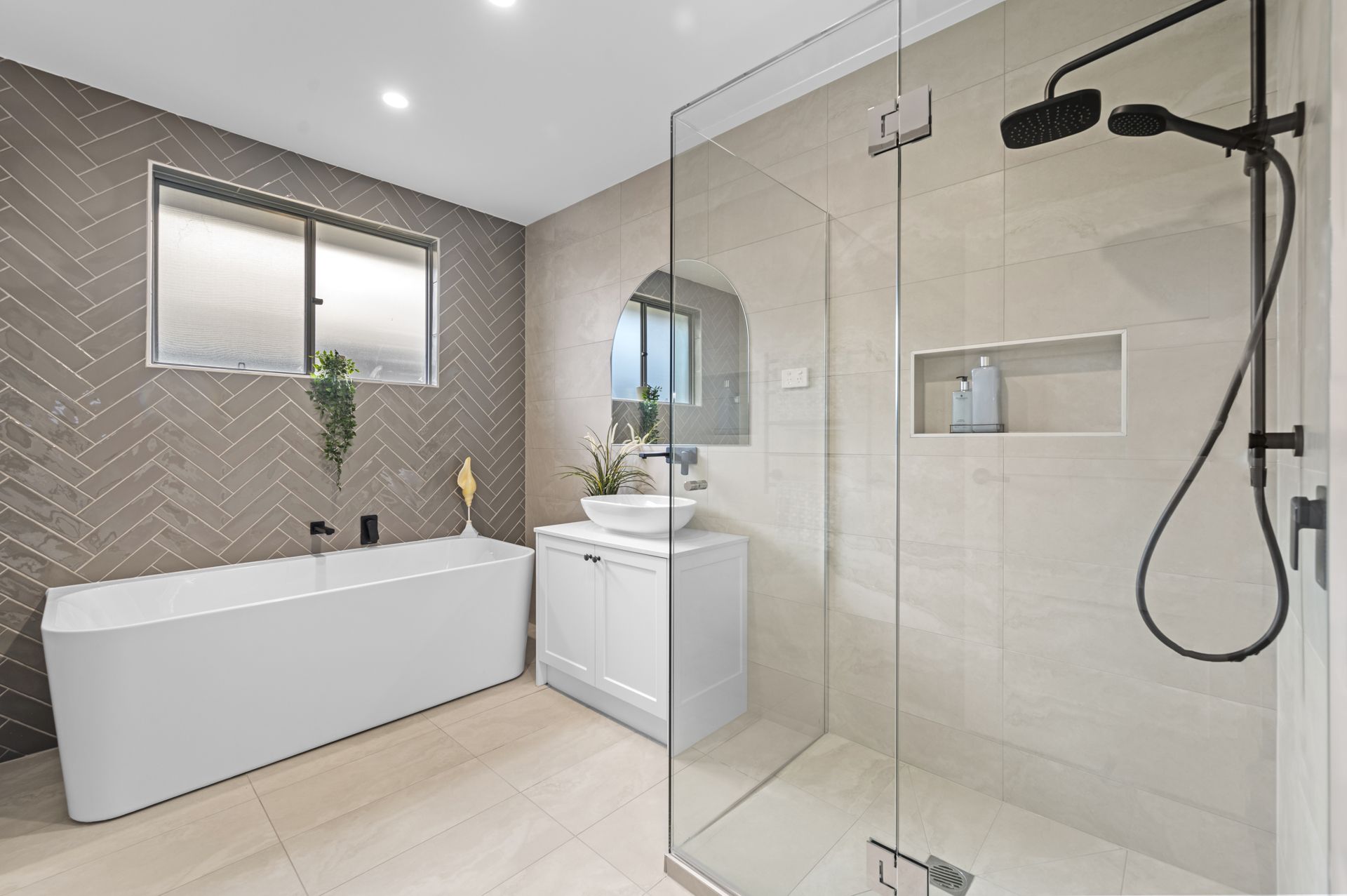 FULLY FURNISHED EX DISPLAY FAMILY HOME