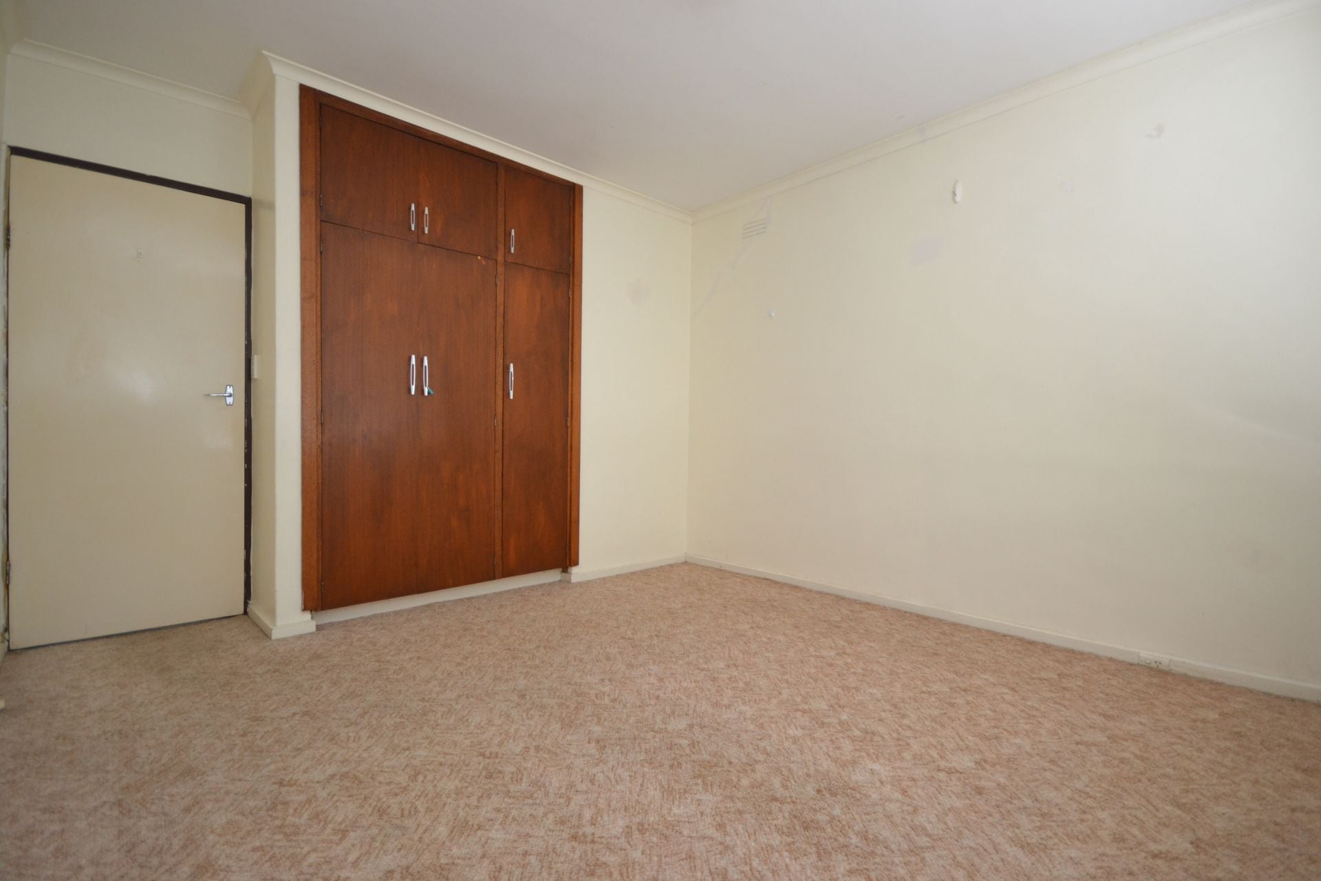 SUPER-SIZED LIVING IN A SUPERB LOCATION