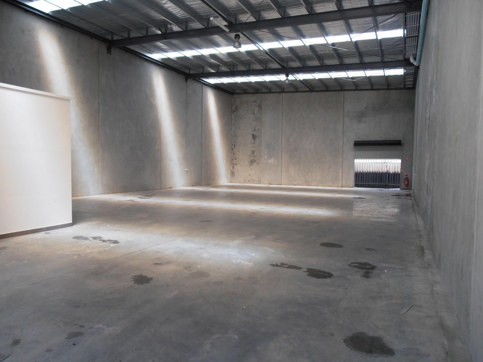 MODERN OFFICE/WAREHOUSE IN HANDY LOCATION!!