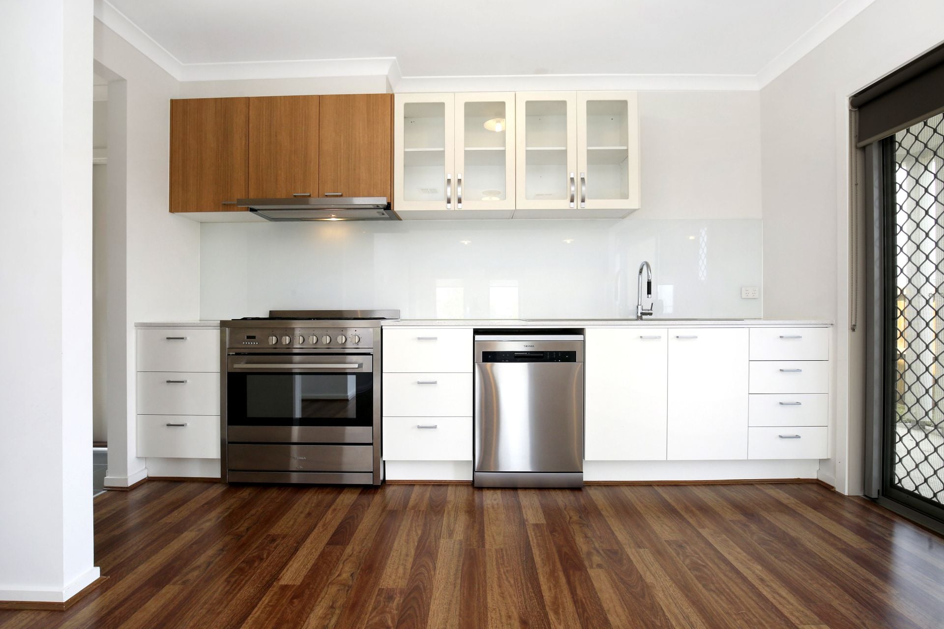 MODERN TOWNHOUSE WELL LOCATED
