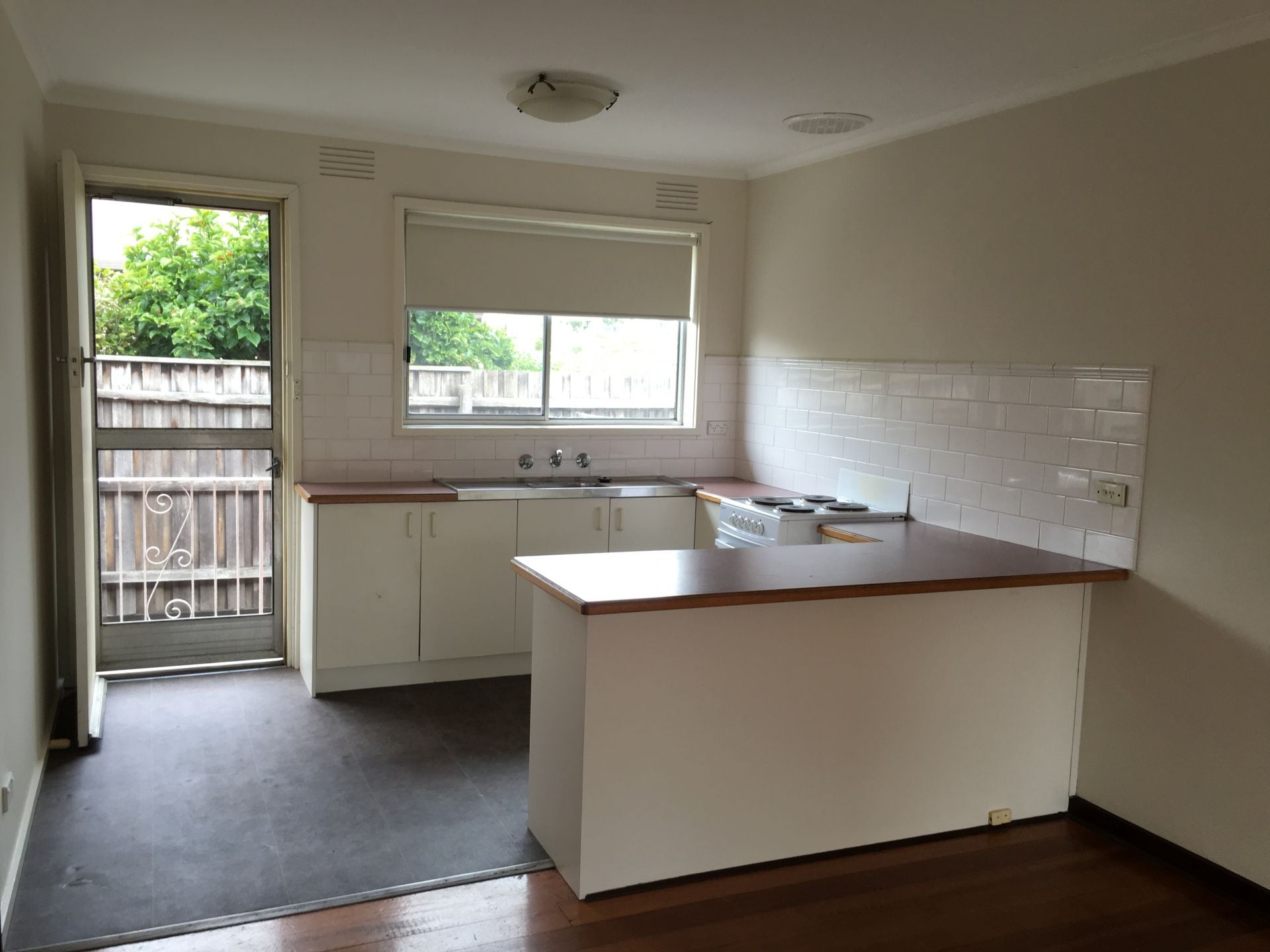 JUST A SHORT WALK FROM LA TROBE UNIVERSITY!