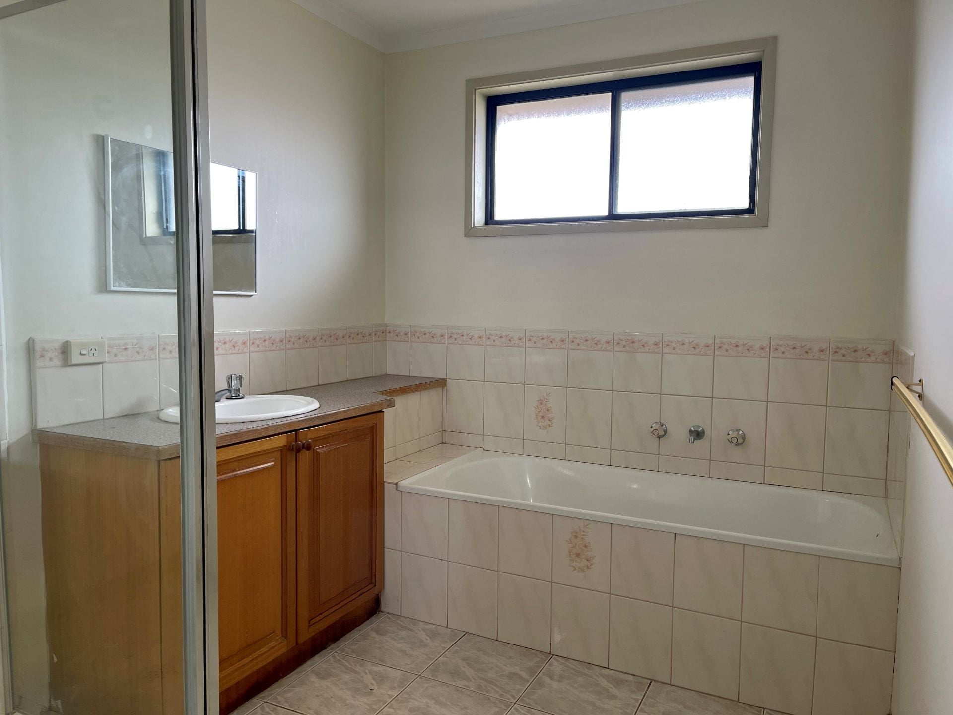 CUTE, COSY & CONVENIENT    **UNDER APPLICATION**