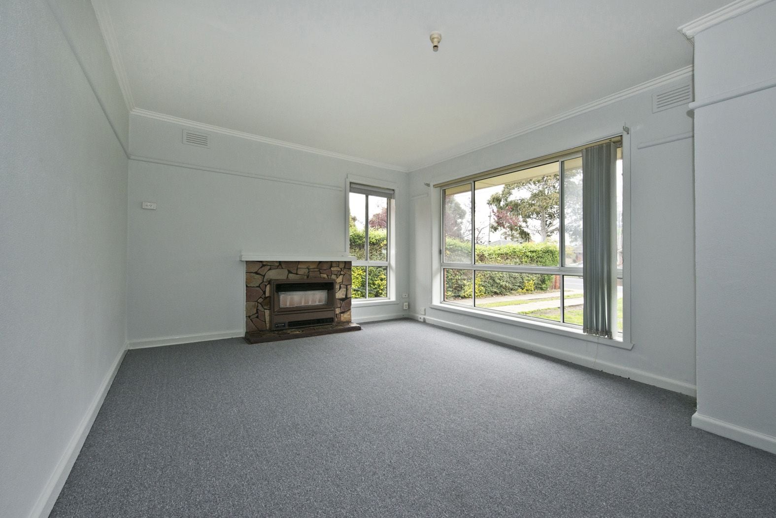 Light and Fresh 2 Bedroom Home!