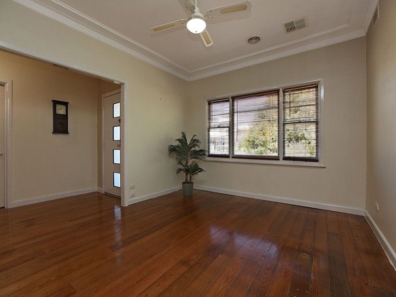 58 Stenhouse Avenue, Brooklyn - Thumbnail 3