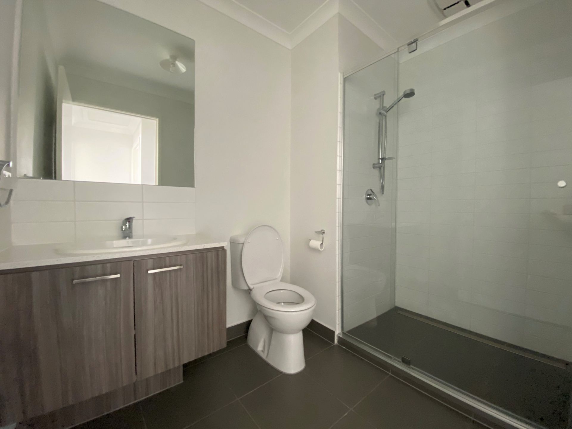 AS NEW 4 BEDROOM TOWNHOUSE!