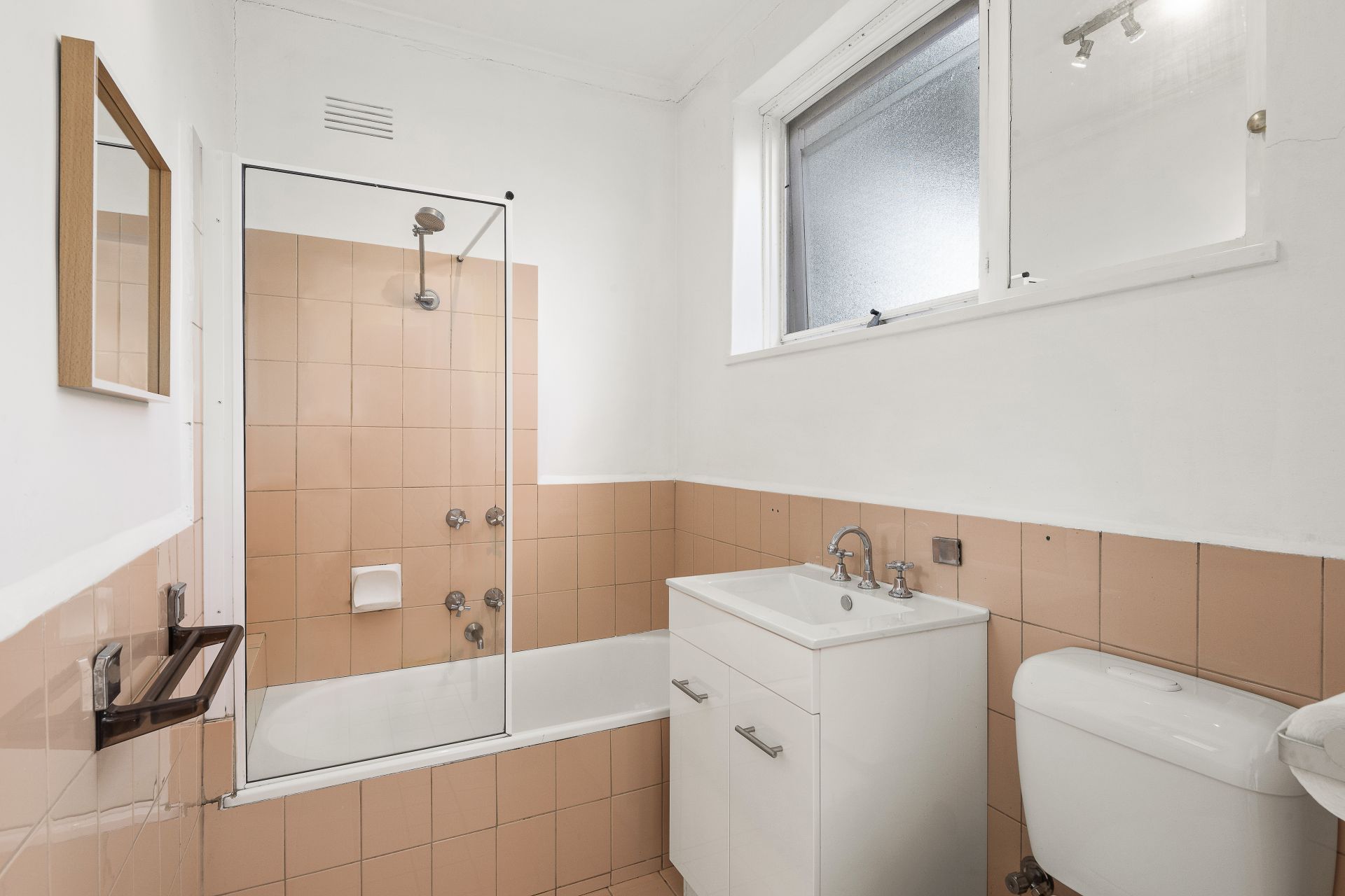 Refurbished 1st Floor Apartment