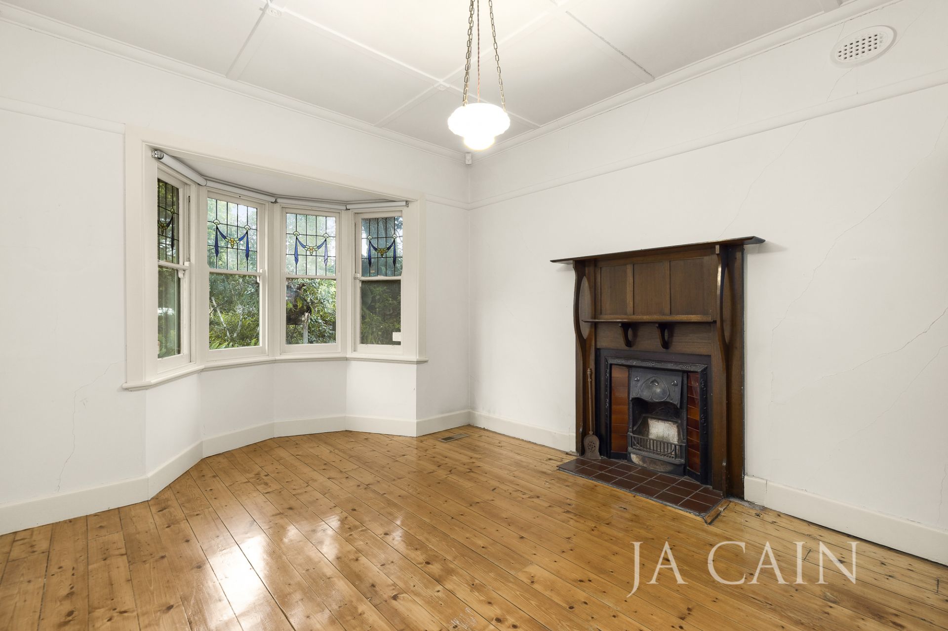 29 Milverton Street, Camberwell J A CAIN Real Estate