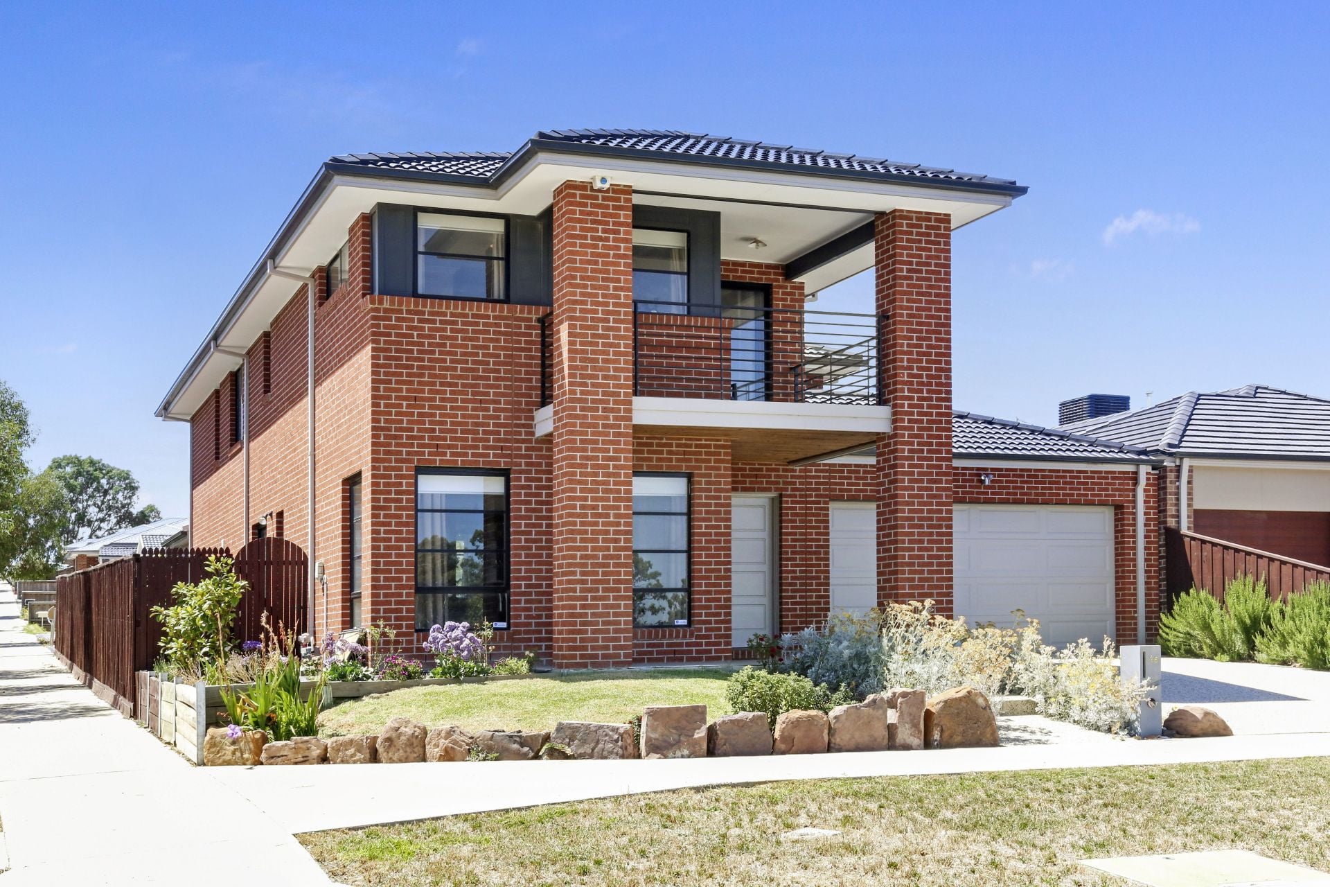 LUXURY LIVING !!!  ***GARDENER INCLUDED***