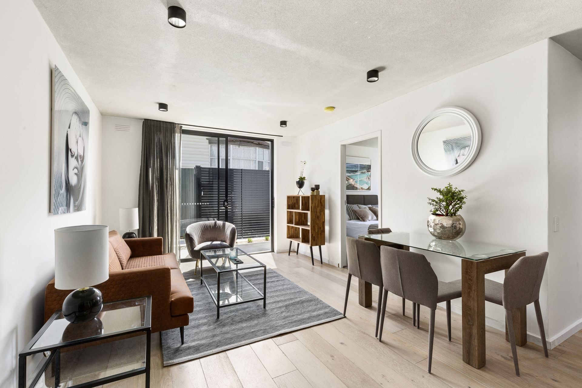 Modern & Bright Ground Floor Apartment with Courtyard!!