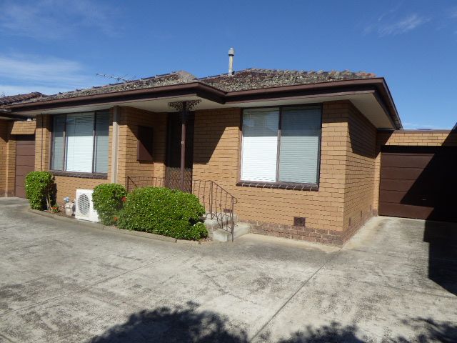 CLOSE TO EDWARDES PARK LAKE!