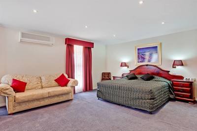 MOTEL FOR SALE – BEAUTIFULLY PRESENTED PREMIUM MOTEL IN STRONG MOTEL TOWN