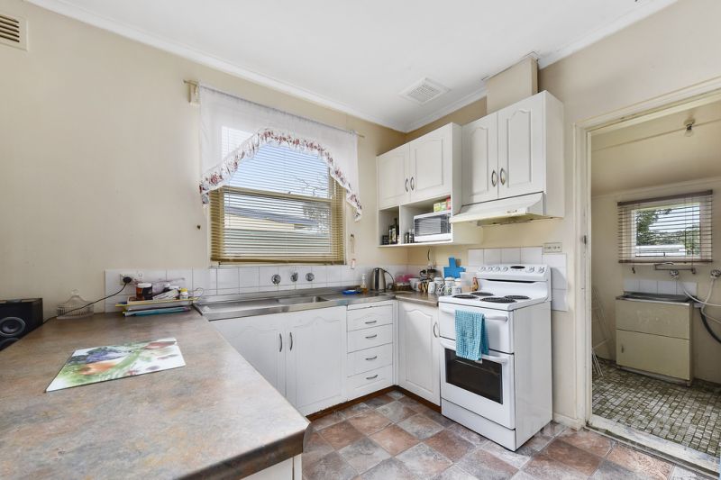 11 Bowering Street Millicent SA, Millicent - Thumbnail 4