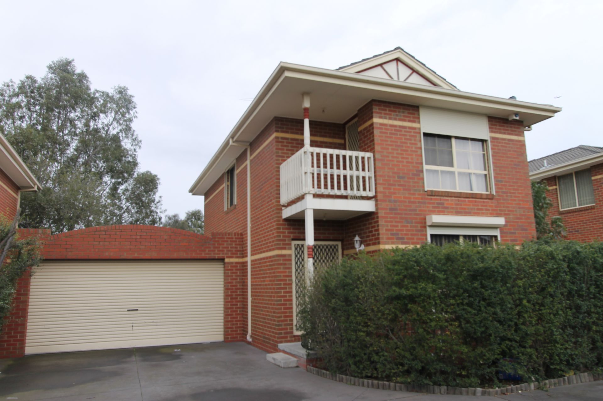 LOOK NO FURTHER!! SPACIOUS TOWNHOUSE IN HEART OF EPPING