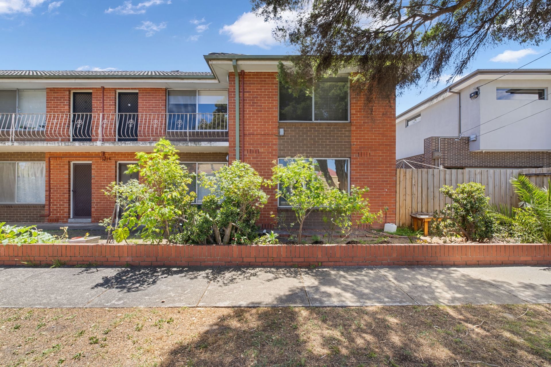 Easy Care Living In A Blue-Ribbon Locale