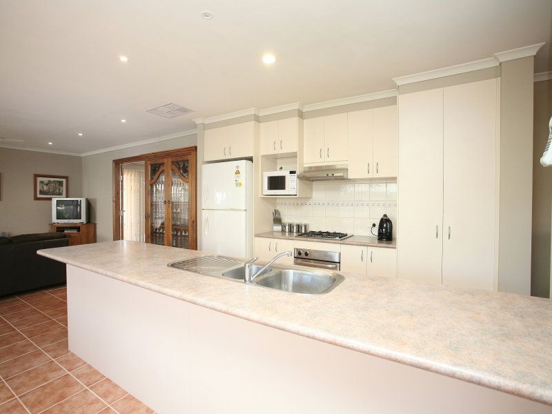 11 Astair Avenue SOUTH MORANG, South Morang - Thumbnail 7