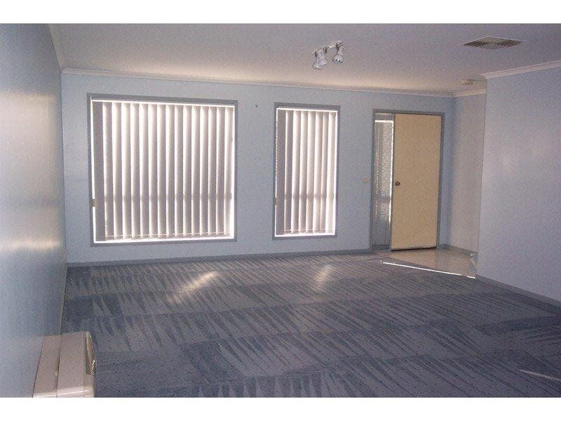 IMMACULATE TOWNHOUSE !!!