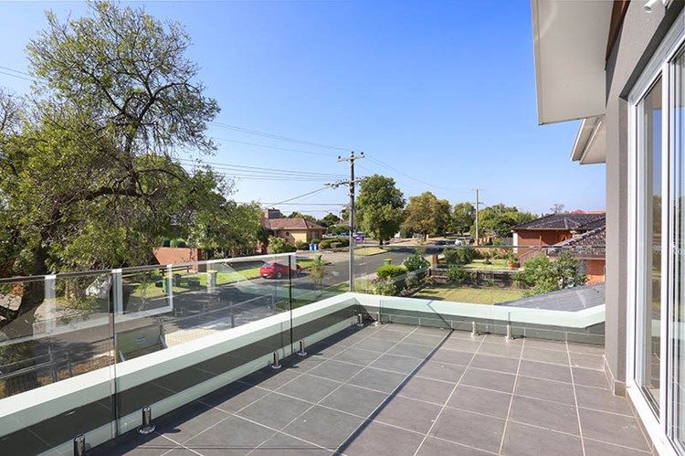 CONTEMPORARY LIVING IN A FABULOUS LOCATION