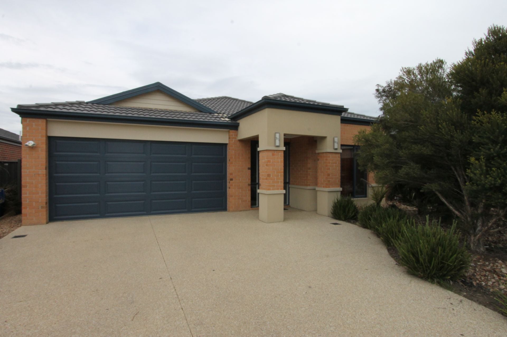 SPACIOUS 4 BEDROOM HOME - AVAILABLE NOW! WALK TO SCHOOLS & SHOPS