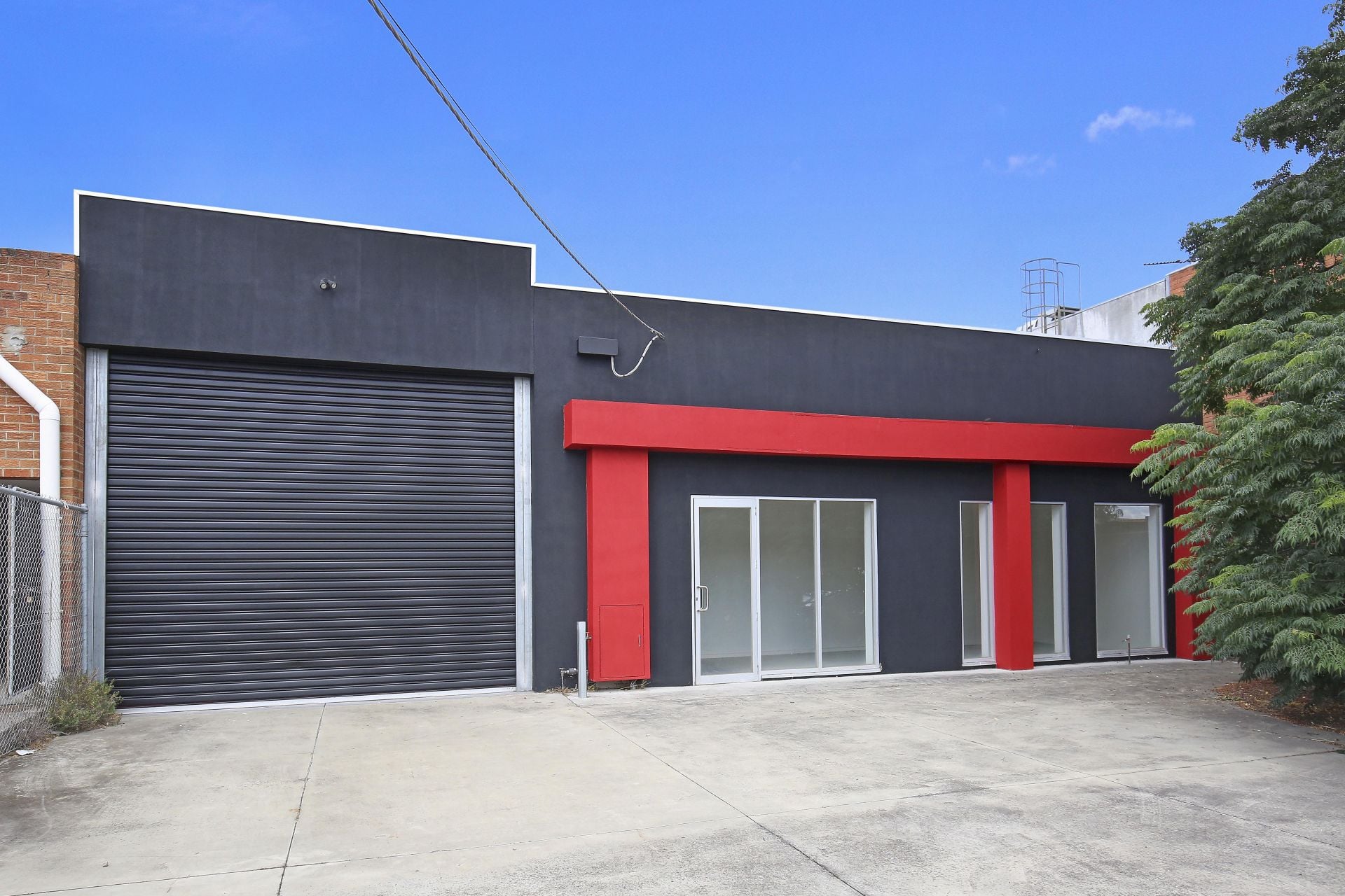 VERSATILE FACTORY IN POPULAR INDUSTRIAL AREA