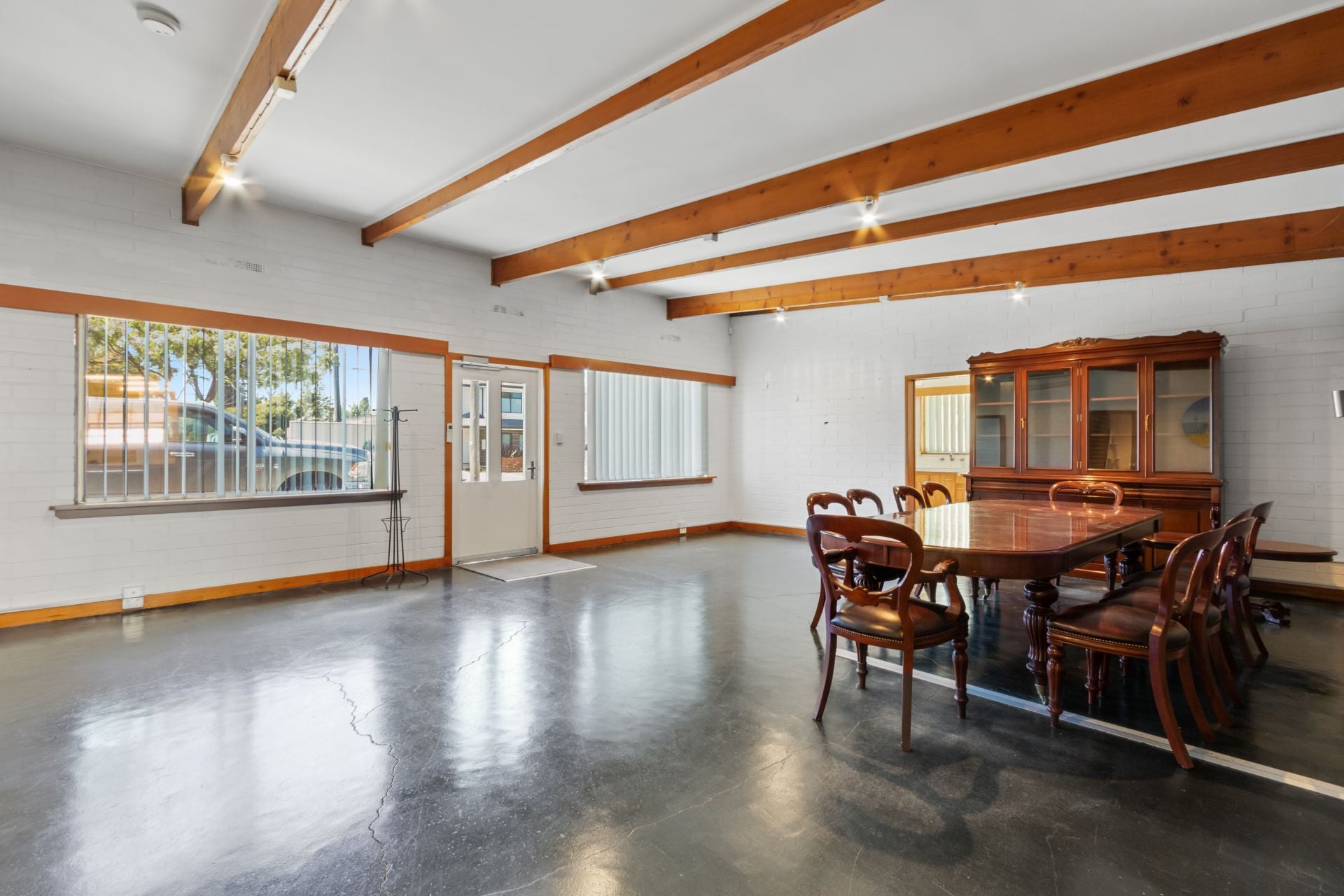Perfect Blend of Office, Warehouse and Yard!