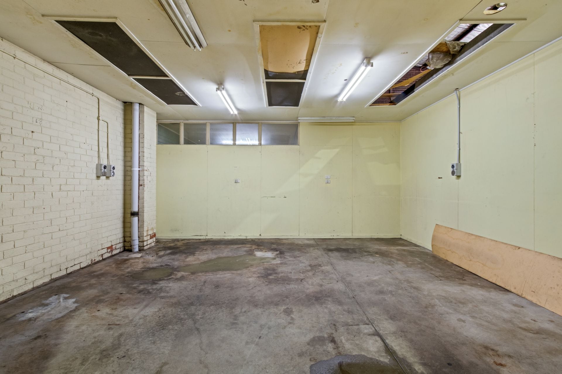 SECURE FREESTANDING WAREHOUSE IN CENRAL LOCATION