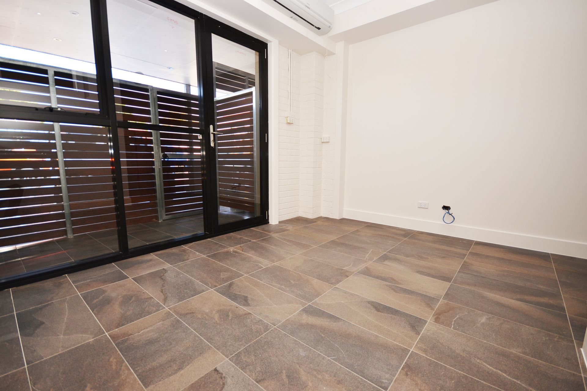 CONTEMPORARY LIVING & FABULOUS LOCATION