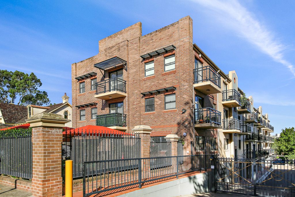 One Bedroom in the Piano Factory