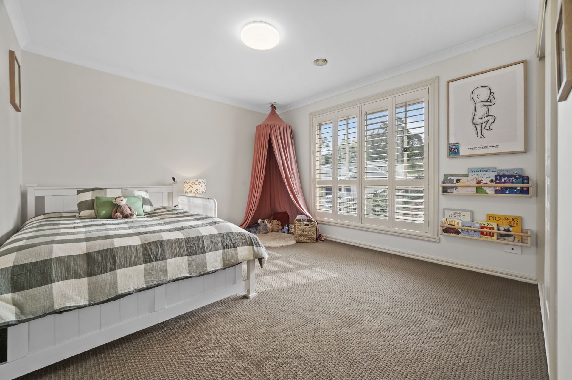 INSTANTLY IMPRESSIVE FAMILY LIVING ** SIX MONTH LEASE **