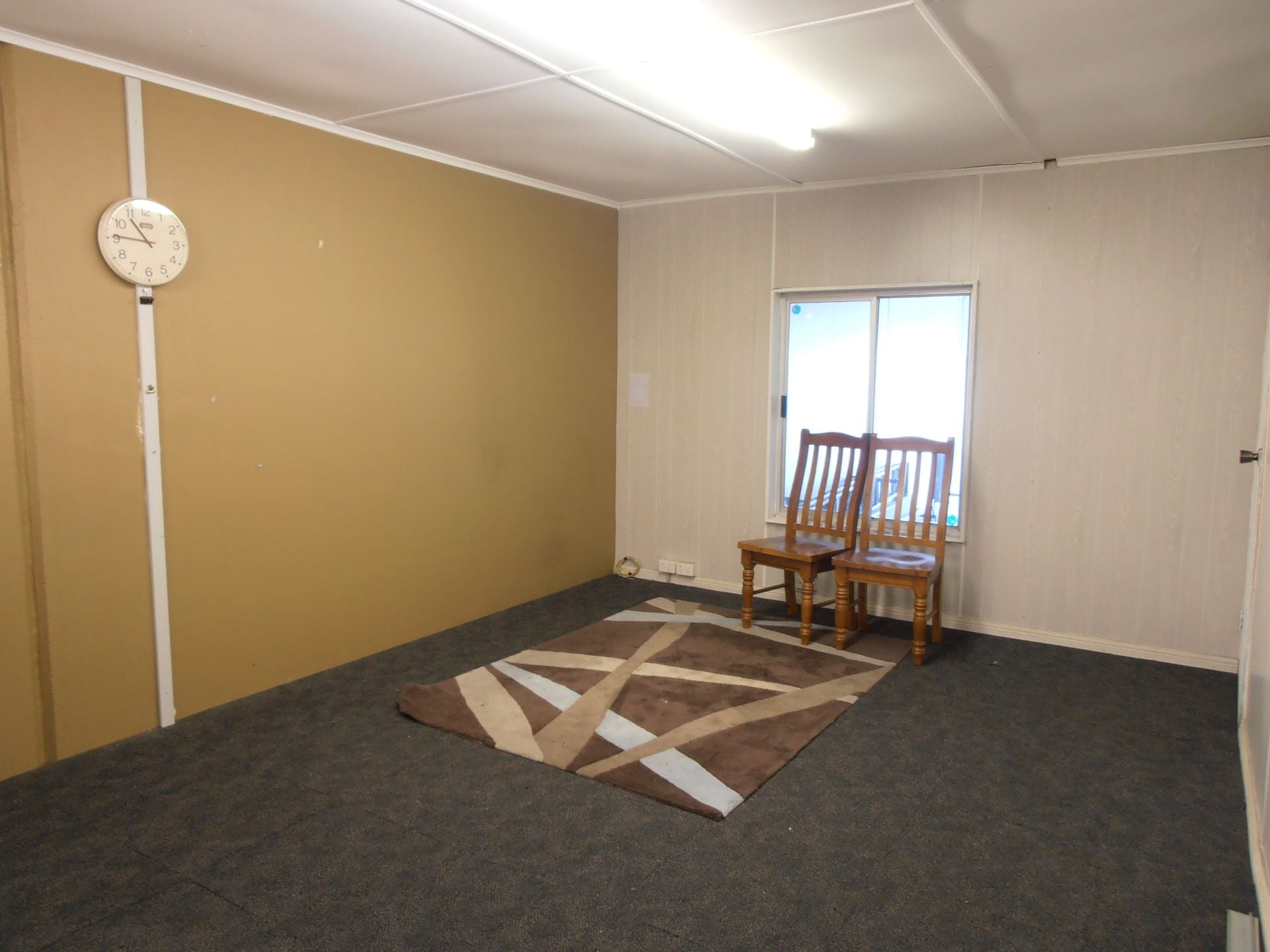EXCELLENT LOCATION WITH RENT INCLUSIVE OF OUTGOINGS