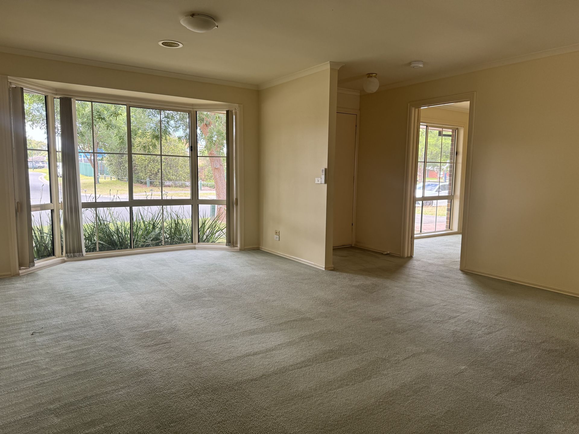 IDEALLY LOCATED CLOSE TO SHOPS & TRANSPORT!