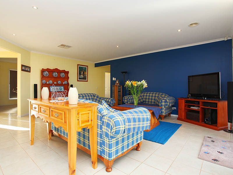 8 Osterley Close, Caroline Springs - Thumbnail 3