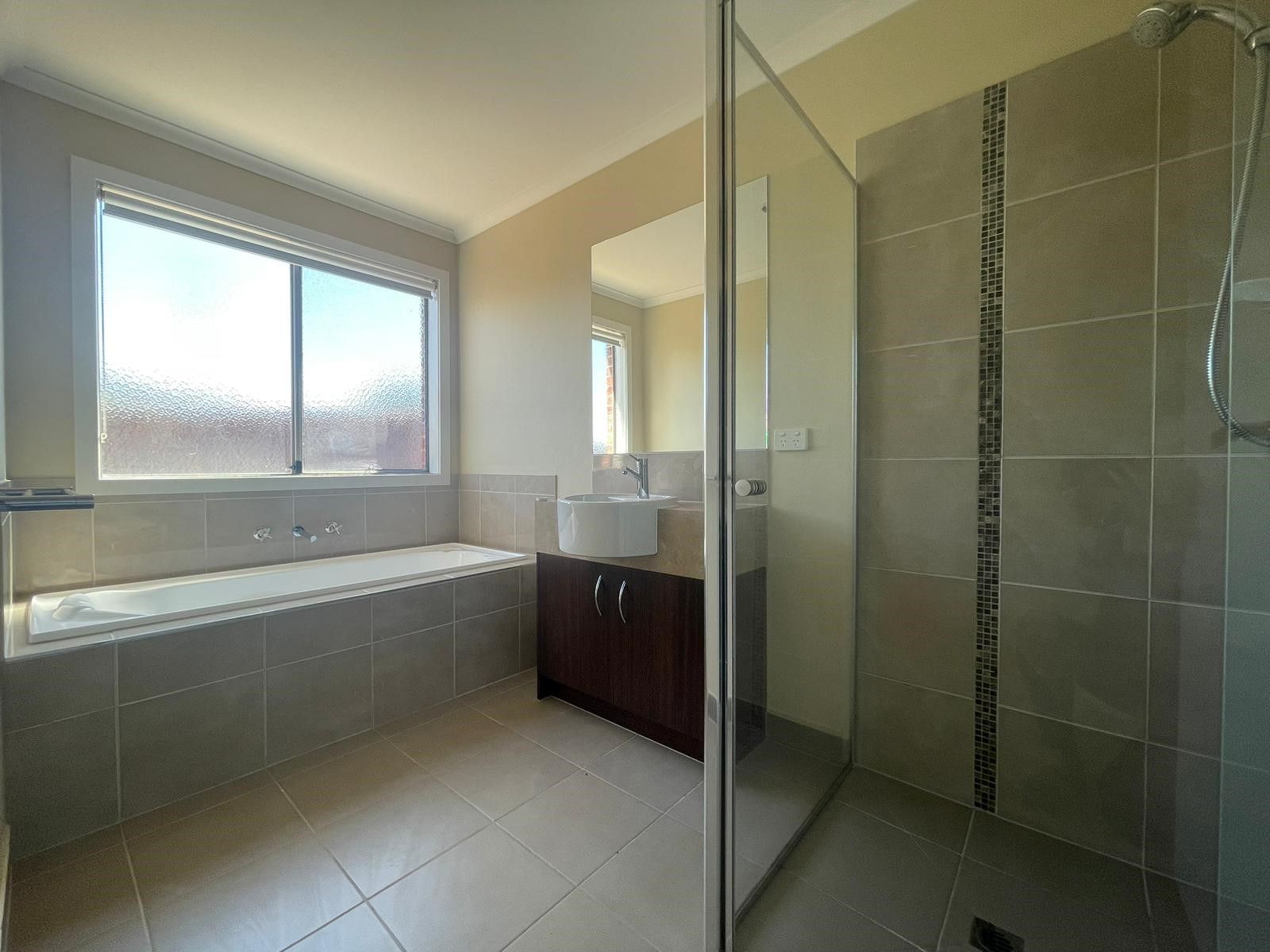 THIS MODERN HOME OFFERS SPACIOUS LIVING & CLOSE TO SCHOOLS
