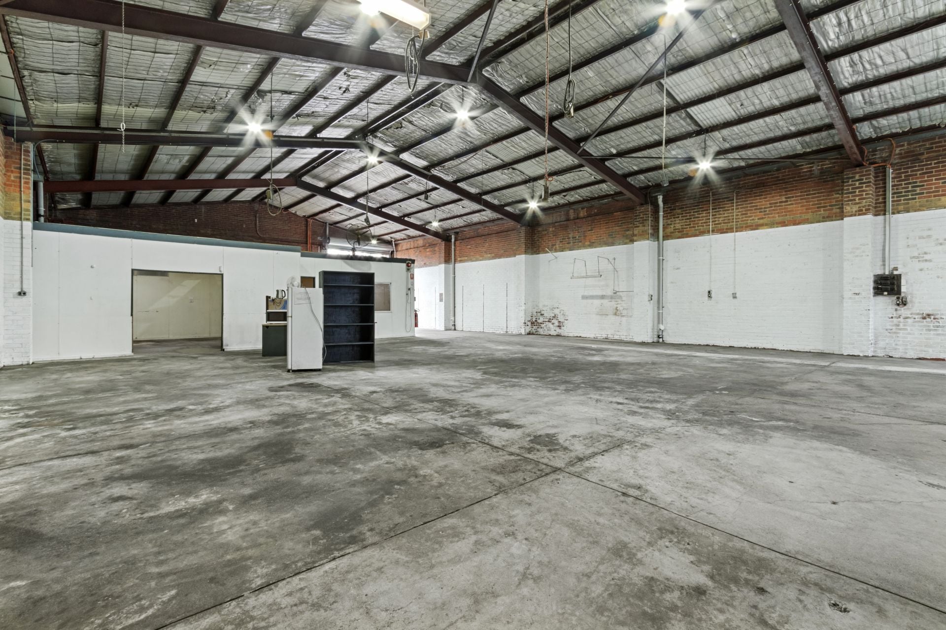 SECURE FREESTANDING WAREHOUSE IN CENRAL LOCATION