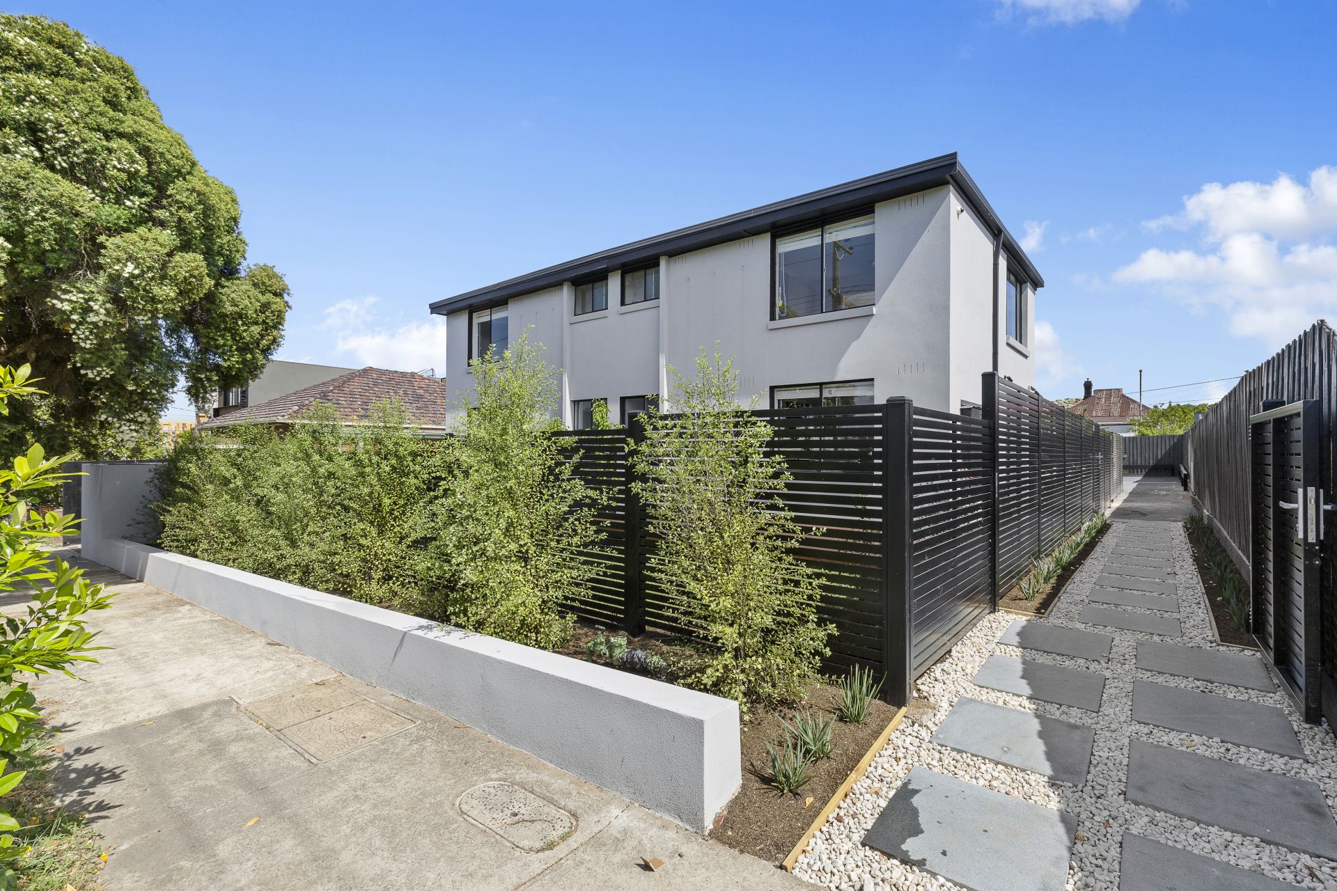 Modern & Bright Ground Floor Apartment with Courtyard!!