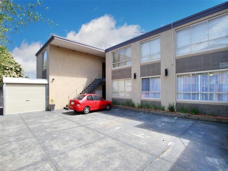 Beautiful One Bedroom Apartment with Courtyard!