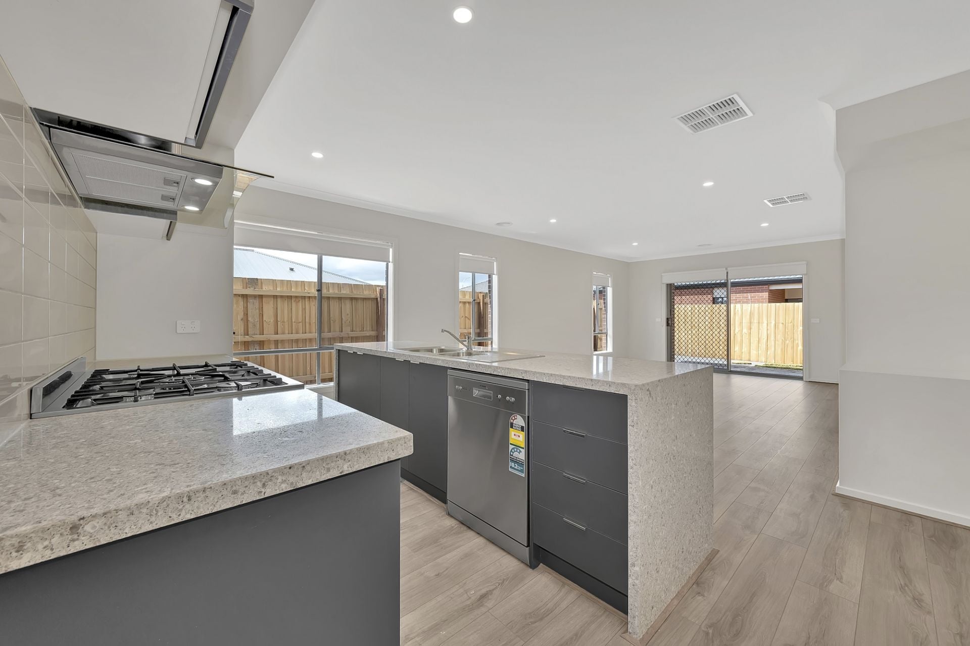 BRAND NEW A READY TO MOVE IN!