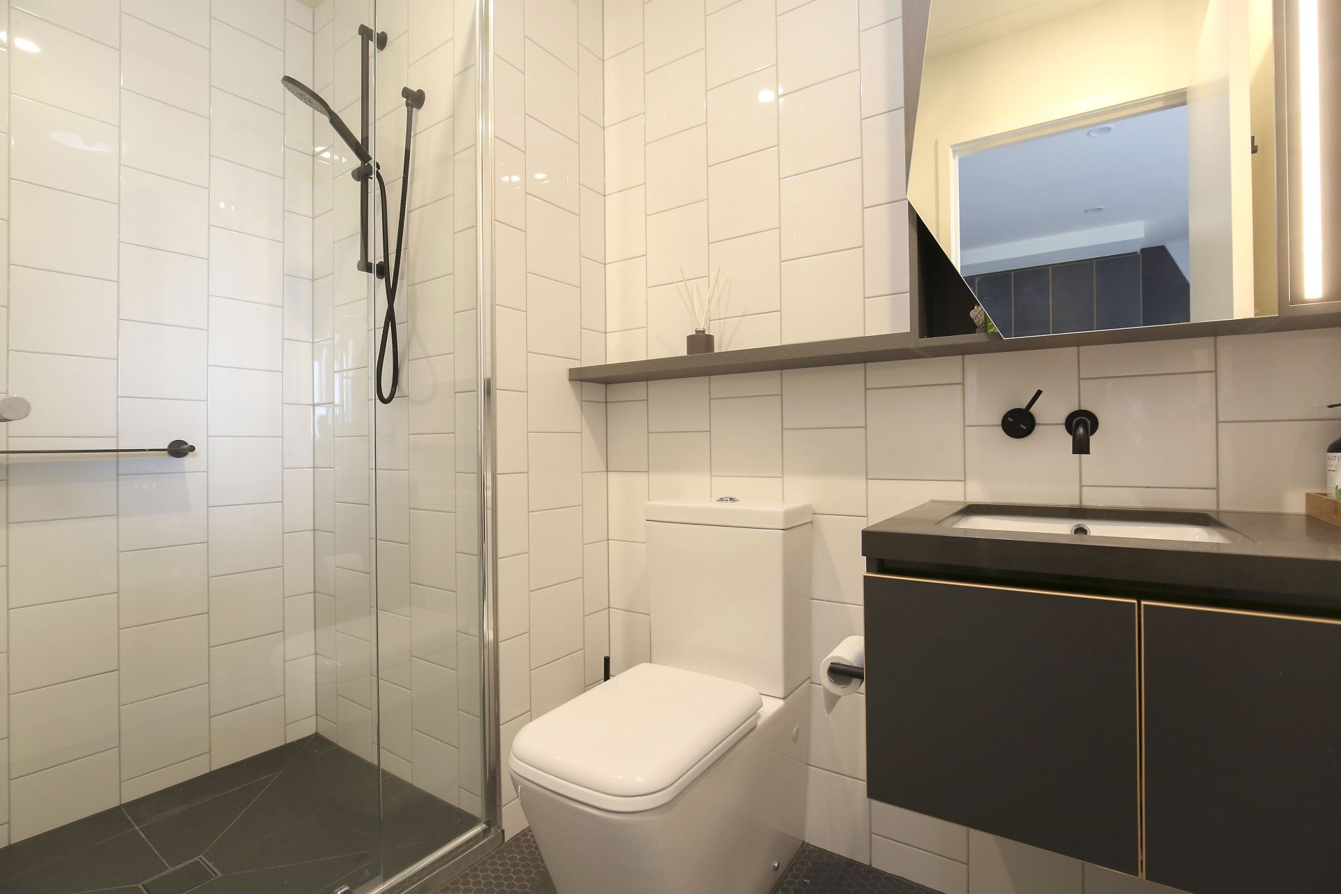 Enviable Lifestyle with City Views!!!