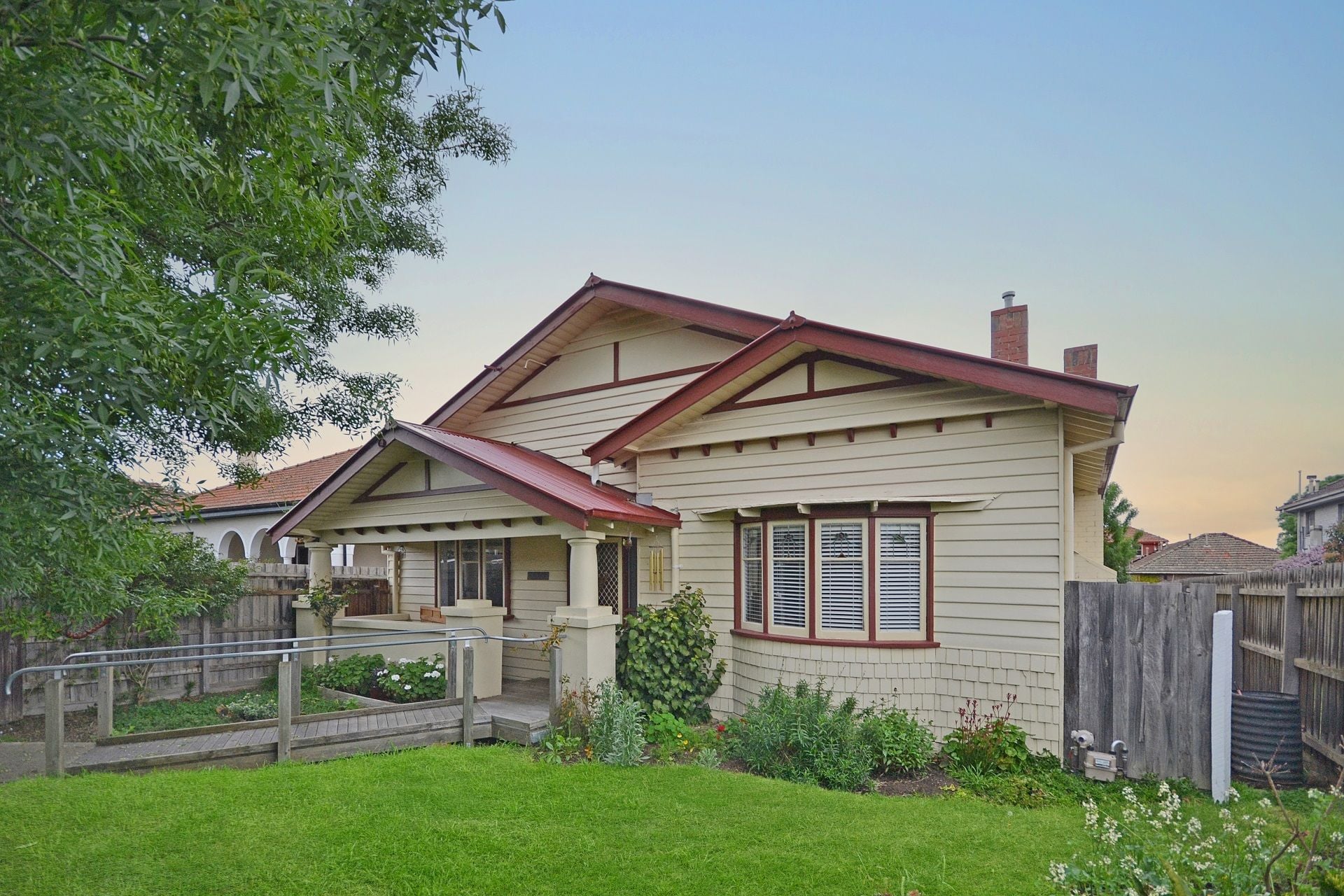 FULLY RENOVATED & IN A FABULOUS LOCATION!