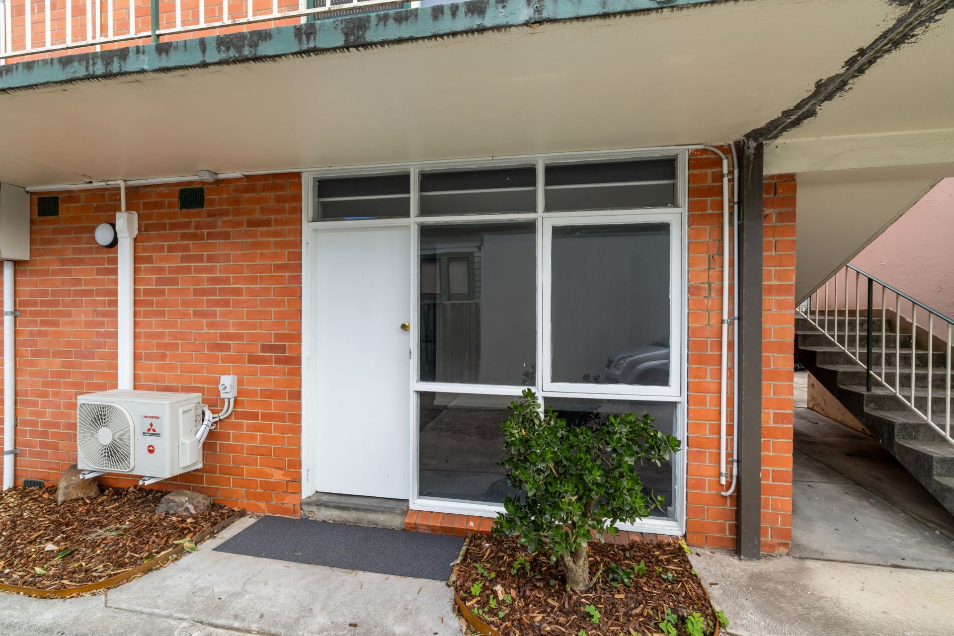 Excellent Location Close to High Street Trams & Shops!