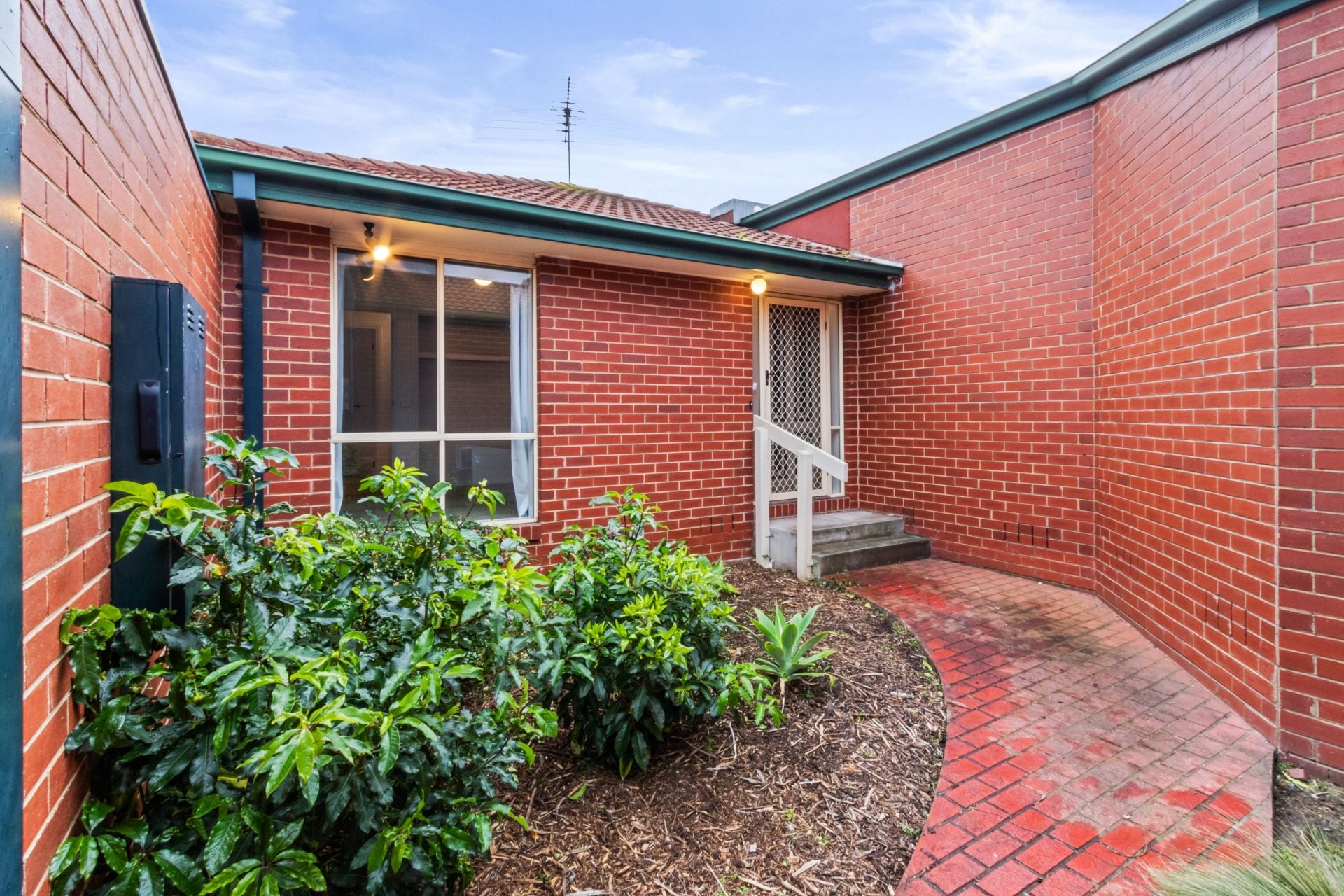 Spacious 2-Bedroom Unit in the Heart of Thomastown
