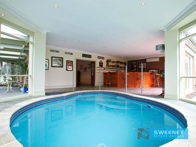 18 Carinza Avenue, Altona Meadows - Thumbnail 2