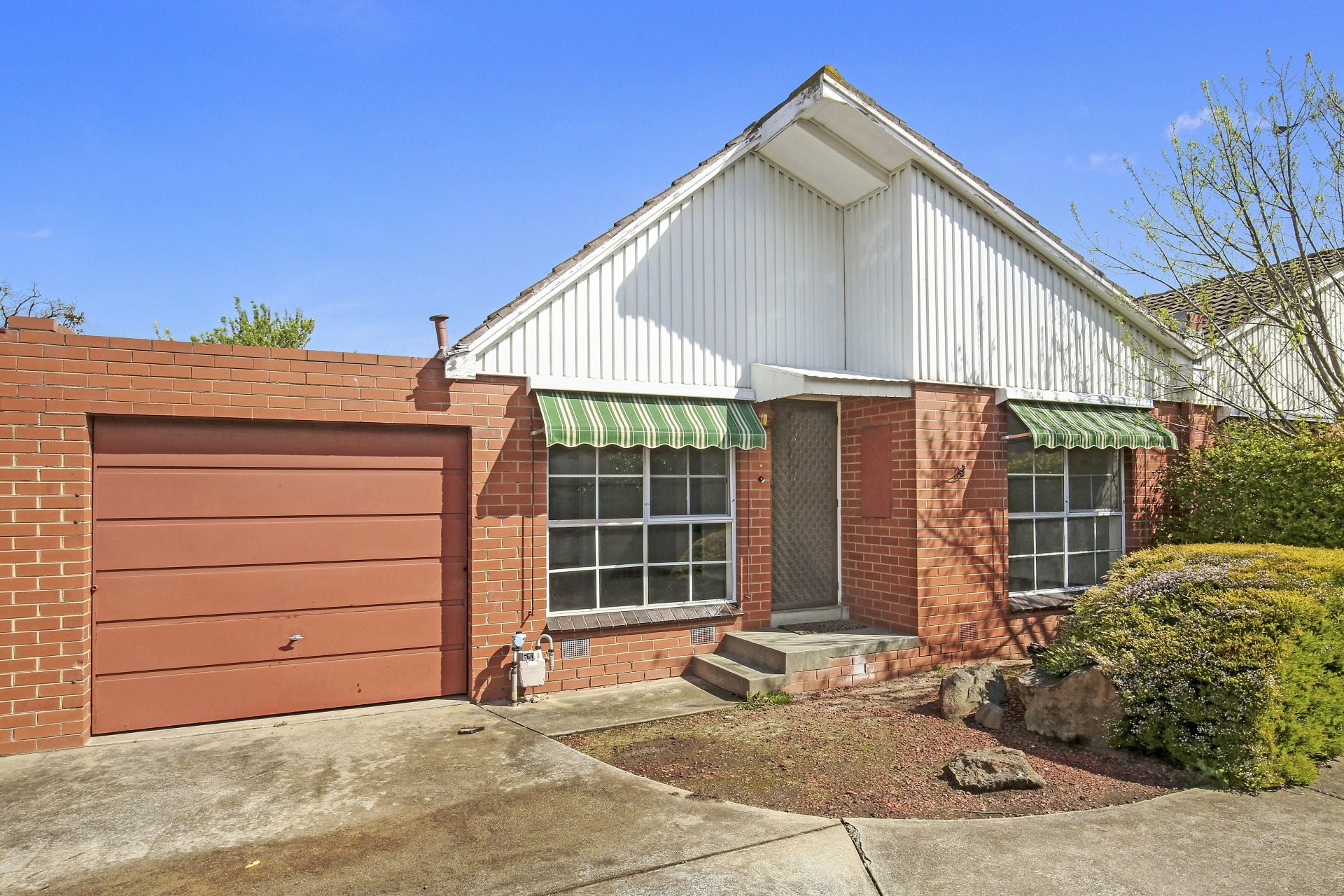 SPACIOUS UNIT IN THE HEART OF RESERVOIR!