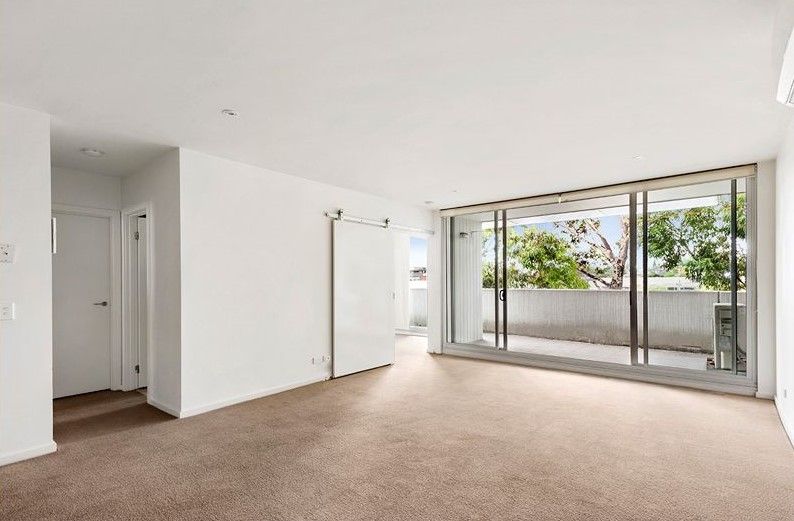 Elegance, Modern & Perfectly Located!
