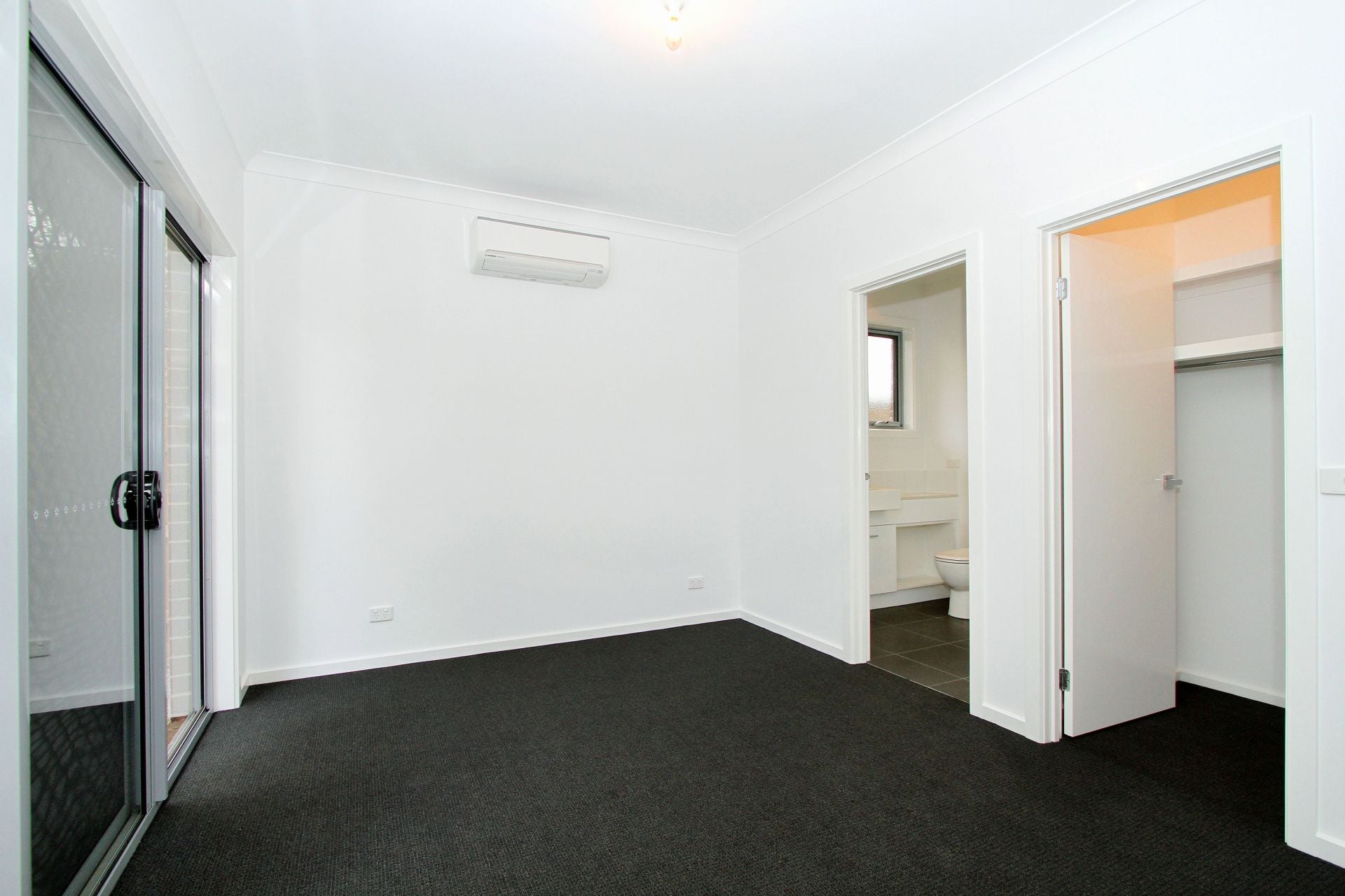 STYLISH, SOPHISTICATED, & CONVENIENTLY LOCATED!
